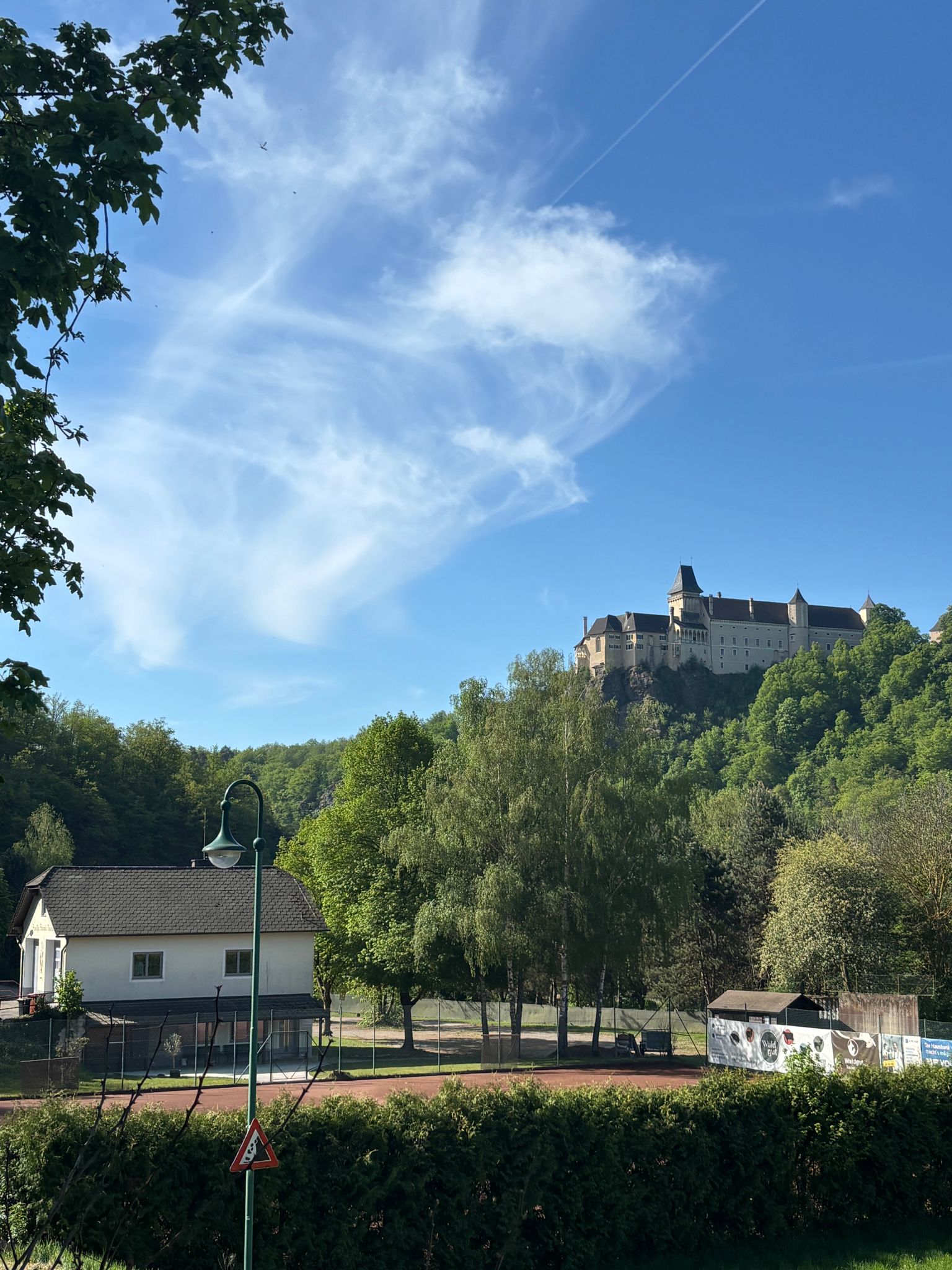 Tennisplatz mit Burg Rosenburg im Hintergrund